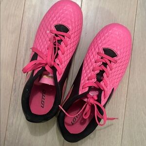 Used only one. Ladies Pink and Black cleats 5.5-6.5